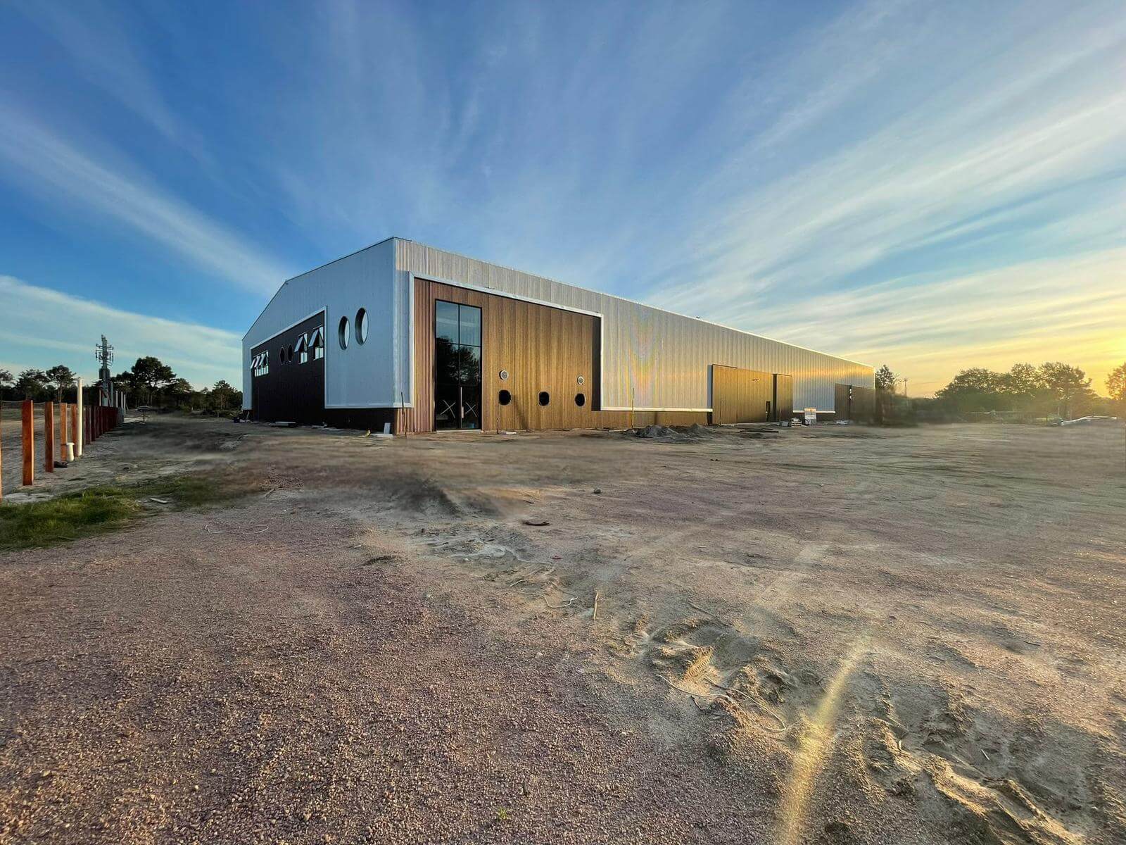 Fachada exterior de la Nave Industrial MOOD en El Pinar, destacando el diseño arquitectónico en Mass Timber y metal.